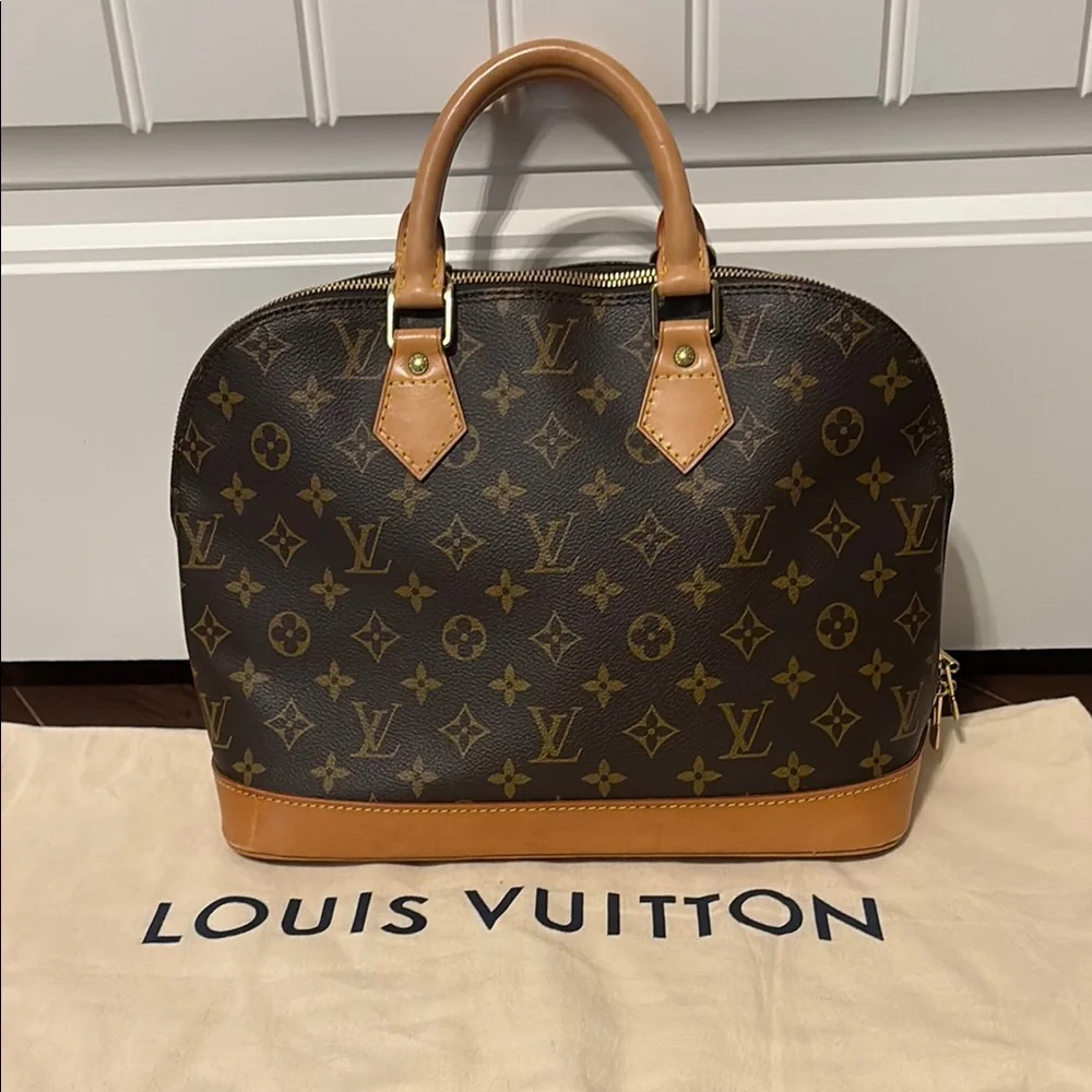 Authentic LOUIS VUITTON Alma PM
$1100 - Picture 14 of 15
